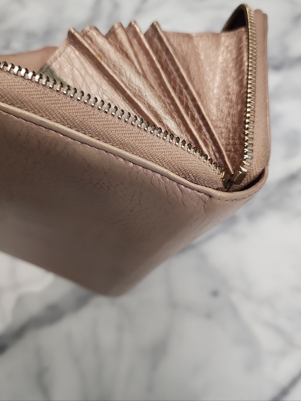 Authentic Light Pink Shimmery Leather Gucci Soho Lonh Zippy Wallet - Picture 3 of 9